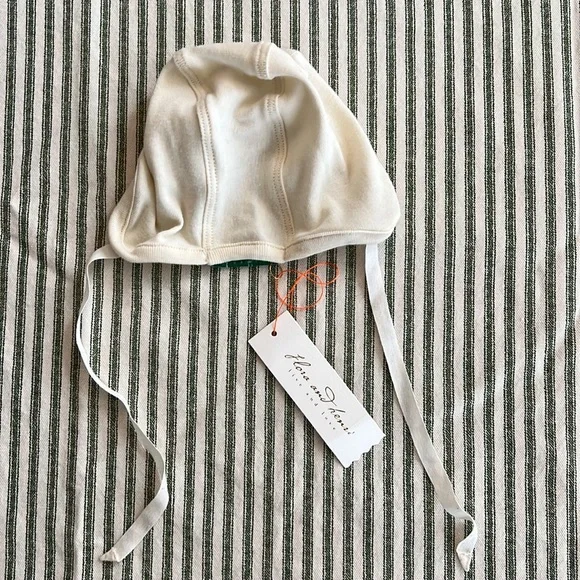 Flora and Henri baby cap - Picture 3 of 3